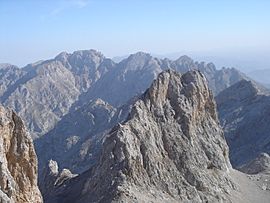 Archivo:En primer término el Cuchallón de Villasobrada (2.461 m), en los Urrieles. Al fondo el Macizo de Ándara