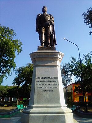 Archivo:Estatua de José Antonio Anzoátegui en la Plaza Boyacá en Barcelona, estado Anzoátegui, Venezuela