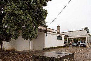 Archivo:Fachada trasera de la escuela. En el porche, los vehiculos de sus actuales propietarios