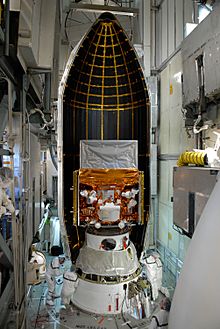 Archivo:First half of the payload fairing is installed around GLAST