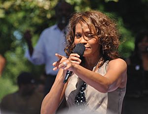 Archivo:Flickr Whitney Houston performing on GMA 2009 7