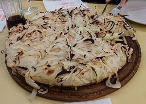 Archivo:Fugazzeta en pizzeria Guerrin, Buenos Aires (detalle)