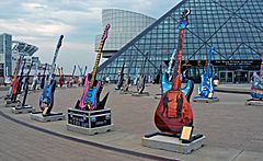 Archivo:HOF-Guitars - Guitars outside the Rock and Roll Hall of Fame