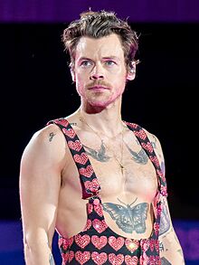 HarryStylesWembley170623 (65 of 93) (52982678051) (cropped 2).jpg