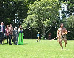 Archivo:Helen Clark welcomed to Hoani Waititi Marae 2006-02-06
