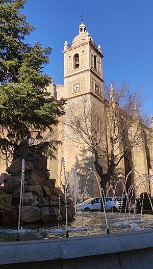 Archivo:Iglesia de Santiago Apóstol con la fuente Don Benito 2021