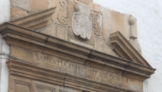 Archivo:Inscripción de la Puerta Javeriana