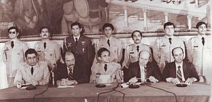 Archivo:Integrantes militares y civiles de la segunda Junta Revolucionaria de Gobierno. Esas tres entidades de gobierno de facto surgieron tras el golpe de estado del 15.oct.1979, último vivido en el país en el siglo XX.)