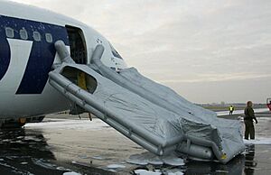 Archivo:Lot Flight 16 emergency slide 1
