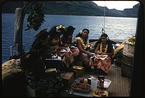 Archivo:Lunch aboard the vessel Mureva, with dancers from Bora Bora