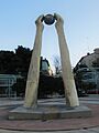 Manos Monumento a la protección del Planeta