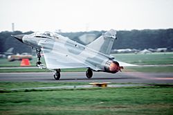 Archivo:Mirage 2000 taking off