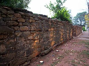 Archivo:Muros de Piedra de la antigua Reducción Jesuita (La Cruz).