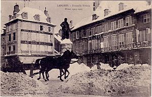 Archivo:N° 9 de la place dans le centre ville de Langres