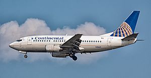 Archivo:N18611 B737-524