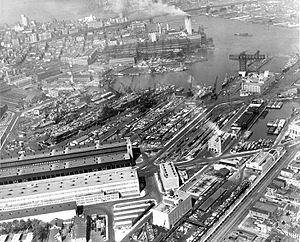 Archivo:New York Navy Yard aerial photo 1 in April 1945