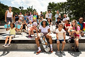 Archivo:Nike Go Play Day - Skate Kitchen and Quell skateboarding meet up hosted by Leo Baker