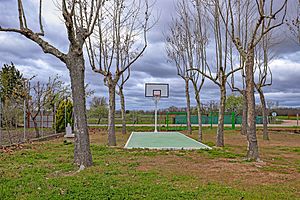 Archivo:Parque y pistas deportivas en Castraz