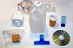 Archivo:Plastic household items