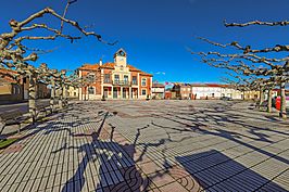 Plaza y ayuntamiento en Bustillo del Páramo.jpg