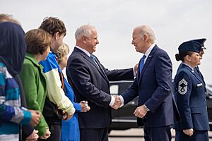 Archivo:President Joe Biden greets Governor Tim Walz at Minneapolis-Saint Paul Joint Air Reserve Station in Minnesota