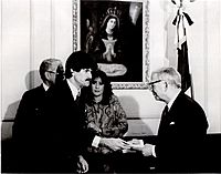 Archivo:Presidente Joaquín Balaguer juramenta a Oscar Luis Valdez Mena como miembro de la misión dominicana en las Naciones Unidas