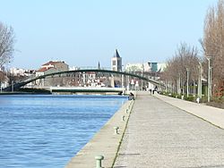 SAINT-DENIS - Canal St Denis, Pont Tournant & Basilique.JPG