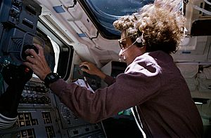 Archivo:STS-57 Sherlock operates RMS