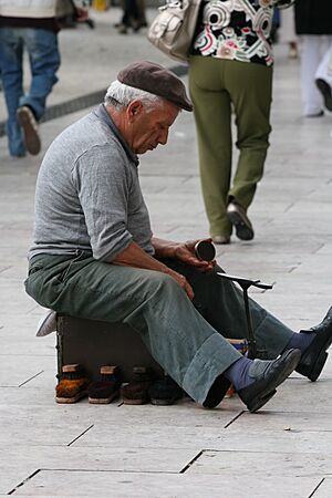 Archivo:Shoe Shine Man (2528510757)