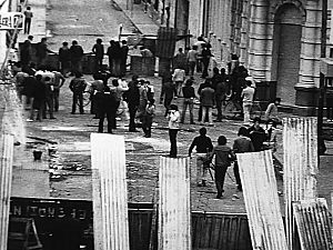 Archivo:Tucumanazo. Estudiantes enfrentándose con la policía en la calle 25 de Mayo al 400, San Miguel de Tucumán. Año 1972