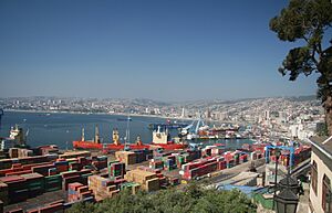 Archivo:Valparaiso's Port and cityscape