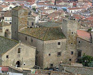 Vista del Alcázar de los Chaves (derecha) desde la torre de Santa María la Mayor (9 de diciembre de 2006, Trujillo).jpg