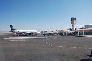 Archivo:Volaris A319 at Morelia International Airport DSC 0589 AD