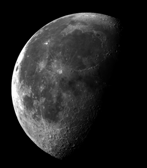 Archivo:Waning gibbous moon near last quarter - 23 Sept. 2016