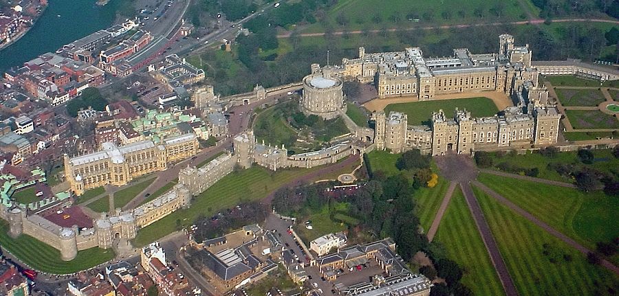 Archivo:Windsor Castle from the Air wideangle