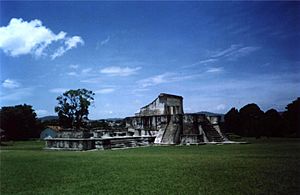 Archivo:Zaculeu ruins 1