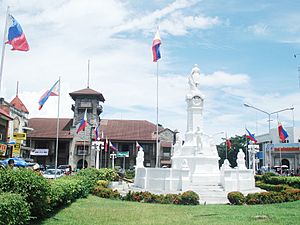 Zamboanga City Hall y Rizal Monument.JPG