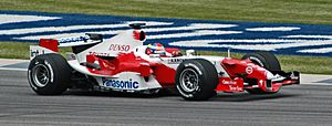 Archivo:Zonta (Toyota) qualifying at USGP 2005