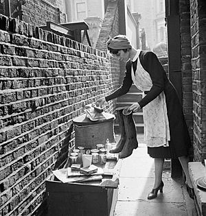 Archivo:A British housewife puts out items for salvage during 1942. D7560