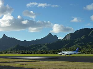 Archivo:Air Rarotonga EMB 110 at Rarotonga Airport