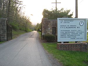 Archivo:Alderson Federal Prison Camp entrance