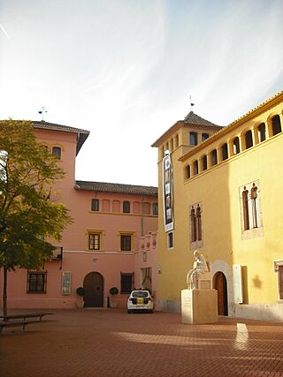 Alfara. Palau de Cruïlles y plaça Major.jpg