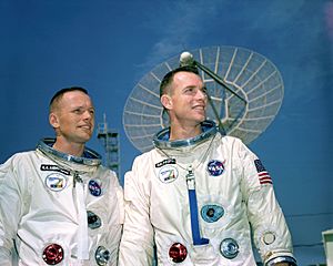 Archivo:Astronauts Neil A. Armstrong (left), command pilot, and David R. Scott, pilot, the Gemini-8 prime crew, during a photo session