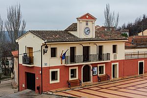 Archivo:Ayuntamiento, Atanzón, Guadalajara, España, 2018-01-04, DD 45