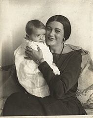 Archivo:Barbara La Marr and son Marvin, 1922
