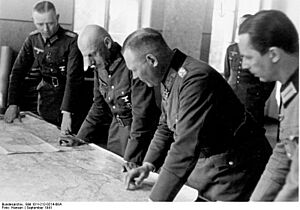 Archivo:Bundesarchiv Bild 101I-212-0214-08A, Russland-Nord, v. Leeb u.a. beim Kartenstudium