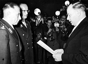 Archivo:Bundesarchiv Bild 183-34150-0001, Bonn, Theodor Blank, Bundeswehrfreiwillige
