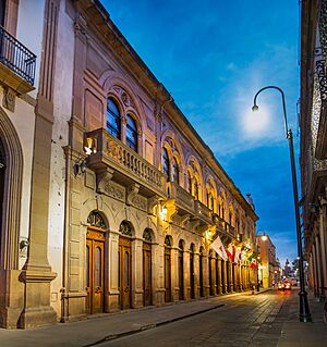 Archivo:Calle universidad noche