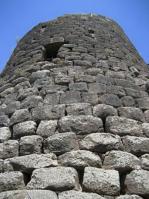 Archivo:Central tower of the Nuraghe at Saint Antine of Torralba