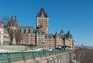 Archivo:Château Frontenac, Québec, South view from Terasse Dufferin 20170414 1
